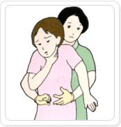 두 손으로 환자의 복부 안쪽 위를 향하여 빠르게 밀쳐 올린다