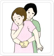두 손으로 환자의 복부 안쪽 위를 향하여 빠르게 밀쳐 올린다2
