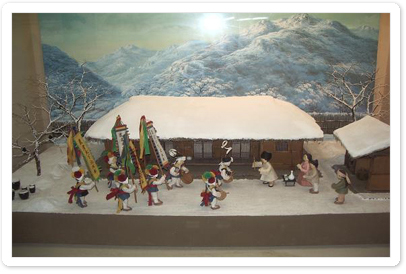 구포지역에서 전승되어 온 구포대리 지신밟기를 재현해 놓은 모형
