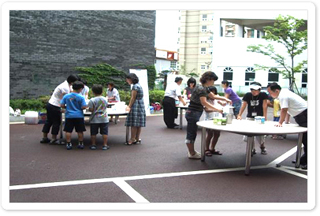 여름방학 체험교육 프로그램인 환경배움터(친환경비누 만들기) 참가자들이 진지한 모습으로 직접 만들기를 하는 모습