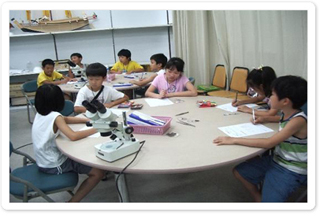 여름방학 특별 교육체험프로그램인 해양생물관찰교실에 참가한 어린이들의 모습