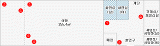 지하층배치도: 좌측에는 식당이 있고 우측에는 시계방향으로 화장실, 계단, 기계실/보일러실, 세면장/샤워장, 출입구, 매점이 있습니다.